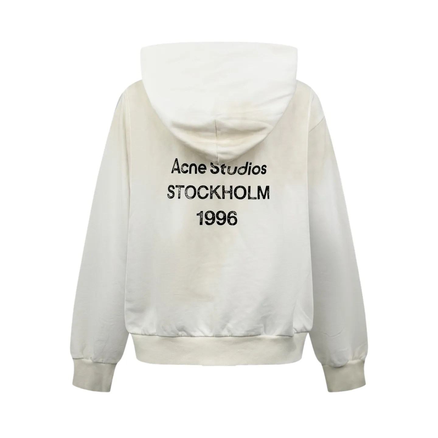 Acne mud-dyed washed frayed distressed hooded sweatshirt (White). The fabric is made of customized air-oxygen soft cotton blend. It is soft and delicate, comfortable and skin-friendly, and the moonlight white tone is refreshing and elegant. It has a relaxed and noble aura. The loose shoulder silhouette stretches casually. The raw edge hem outlines the casual lines of Retro. The Acne Studios STOCKHOLM logo on the back is distressed. Silent embellishment. The Classic logo is low-key engraved with brand genes. Exquisitely blending street luxury texture and Scandinavian minimalist aesthetics in a relaxed posture, highlighting the high-end aesthetic core of Nordic luxury, using glue printing technology. The chest printing has been modified three times with the film screen. Use glue liquid paint to print the pattern on the fabric. The fabric is baked to fix the printing pattern, and the gradient old-fashioned spray-on process. By spraying dyes of different colors on the surface of the fabric, the clothes can show rich color changes under different lights. To increase the visual layering, many parts of the body are worn and worn by purely manual regular positioning. Manual brushing marks are added to the surface of the clothing to add texture and depth to imitate the texture of natural wear. The fabrics have been fermented and washed to have a better hand feel and texture. It is not easy to deform, shrink or fade, and maintains long-term beauty. Size:S-M-L-XL